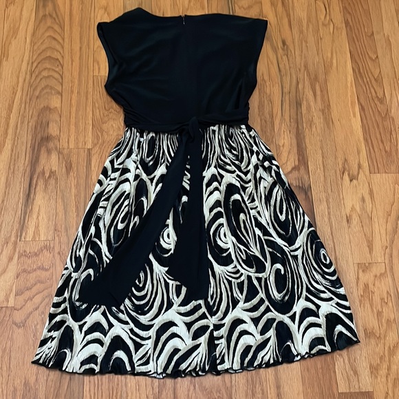 Kathy Roberts Size 10 Petite Dress Black Gold Print Bottom Half Pleated Zipper - Picture 2 of 10